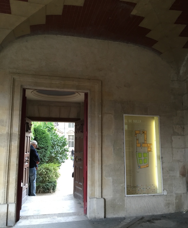 La porte très mystérieuse sous les arcades de la place des Vosges